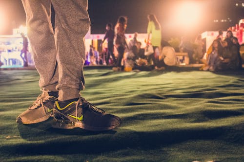 Gratis Orang Yang Mengenakan Sepatu Lari Nike Abu Abu Foto Stok