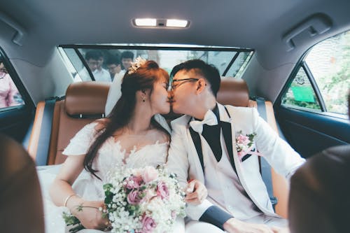 Foto profissional grátis de automóvel, beijando, buquê de flores