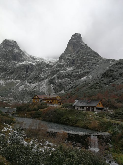 Kostenloses Stock Foto zu bewölkt, düster, felsiger berg