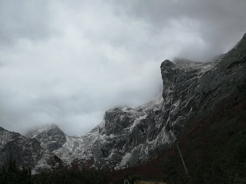 Foto profissional grátis de enevoado, escala de cinza, montanha rochosa
