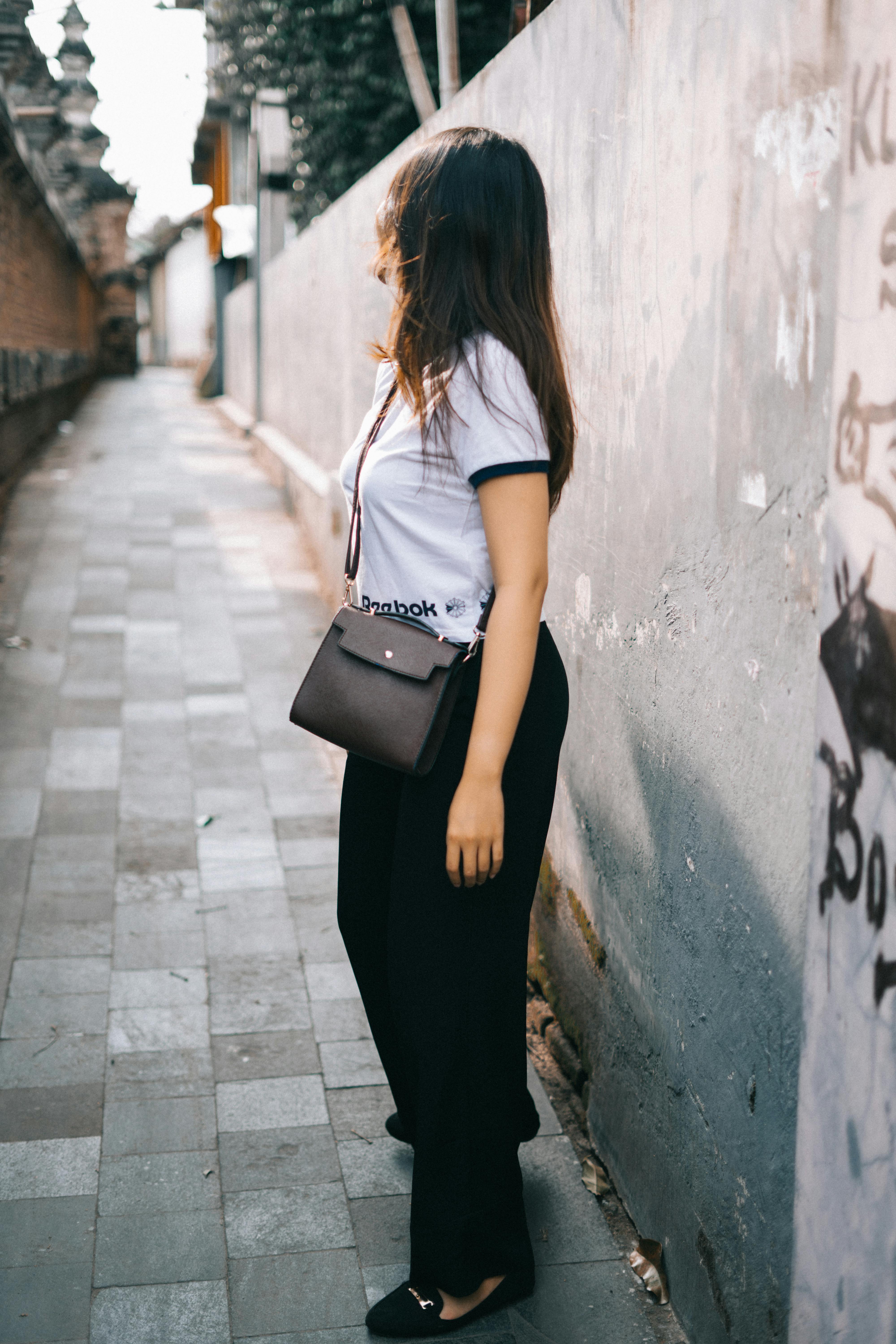 Afdeling fajance Citron Woman Wearing Black and White T-shirt and Black Pants · Free Stock Photo