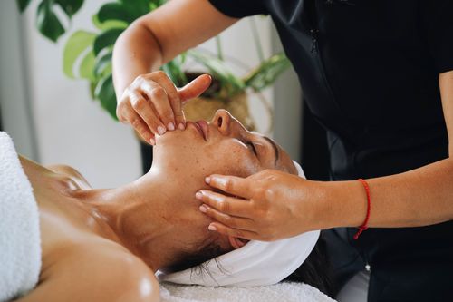 Cliente durante sessão de massagem facial