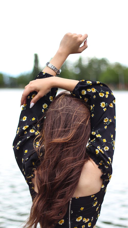 Základová fotografie zdarma na téma hnědé vlasy, květinový top, nosit
