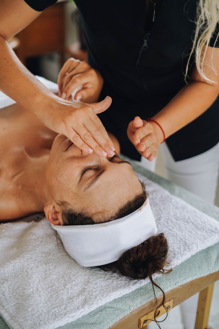 Massagem facial em ambiente de spa