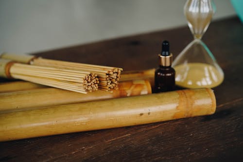 Gratis stockfoto met bamboe, glazen flessen, houten