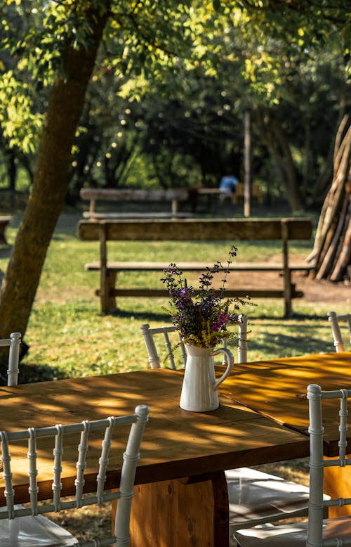 Gratis stockfoto met bank, eettafel, houten tafel