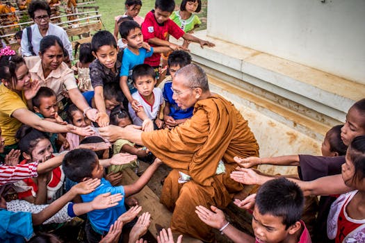 一位僧人与孩子们分享礼物，捕捉到了同情心与文化传统的瞬间