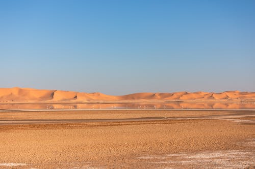 Darmowe zdjęcie z galerii z błękitne niebo, pustynia, wydmy