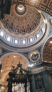 圣彼得大教堂内，华丽圆顶的景色令人惊叹，捕捉到错综复杂的艺术与建筑之美