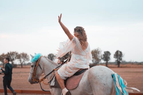 Frau Reitet Auf Weißem Pferd