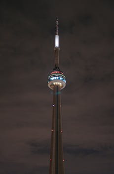 多伦多地标加拿大国家电视塔在夜色中闪闪发光，引人注目