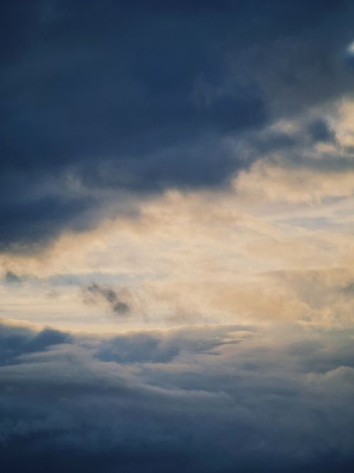 Free Captivating view of a dramatic cloudy sky with golden hues at sunset, showcasing nature's beauty. Stock Photo