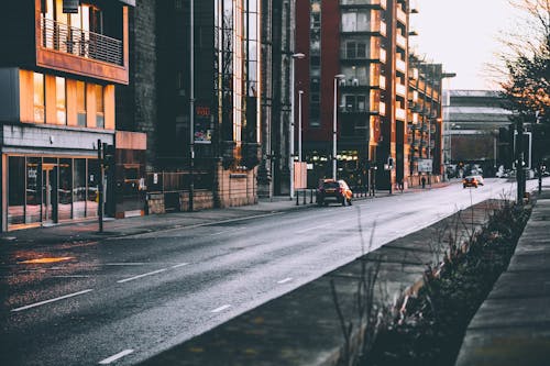 Photographie De La Chaussée Près Des Bâtiments