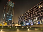 在夜间，以星空为背景的现代建筑令人惊叹