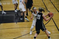 女子篮球比赛中，球员们在球场上激烈拼抢的镜头