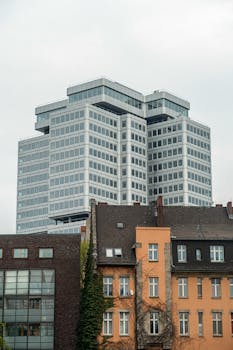 在德国柏林，当代的玻璃摩天大楼耸立于历史建筑之上