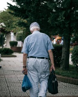 Customer photo carrying a shopper, photo by beytlik on Pexels