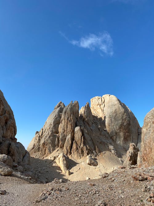 Gratis arkivbilde med bergformasjon, blå himmel, geologisk formasjon