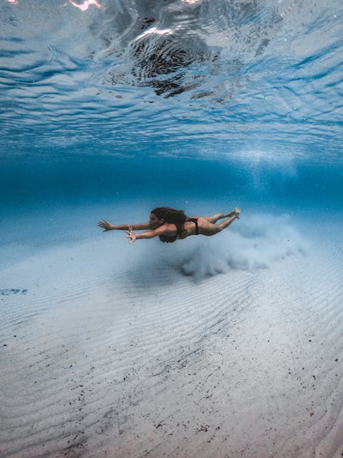 Foto profissional grátis de adulto, água, areia