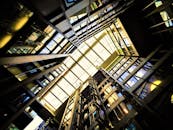 低角度动态视角下的现代建筑玻璃天花板，展现了反射与光线的效果