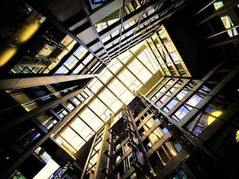 低角度动态视角下的现代建筑玻璃天花板，展现了反射与光线的效果