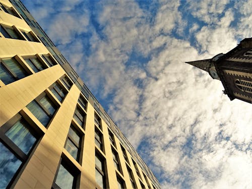 Fotografia De Baixo ângulo De Edifício De Concreto