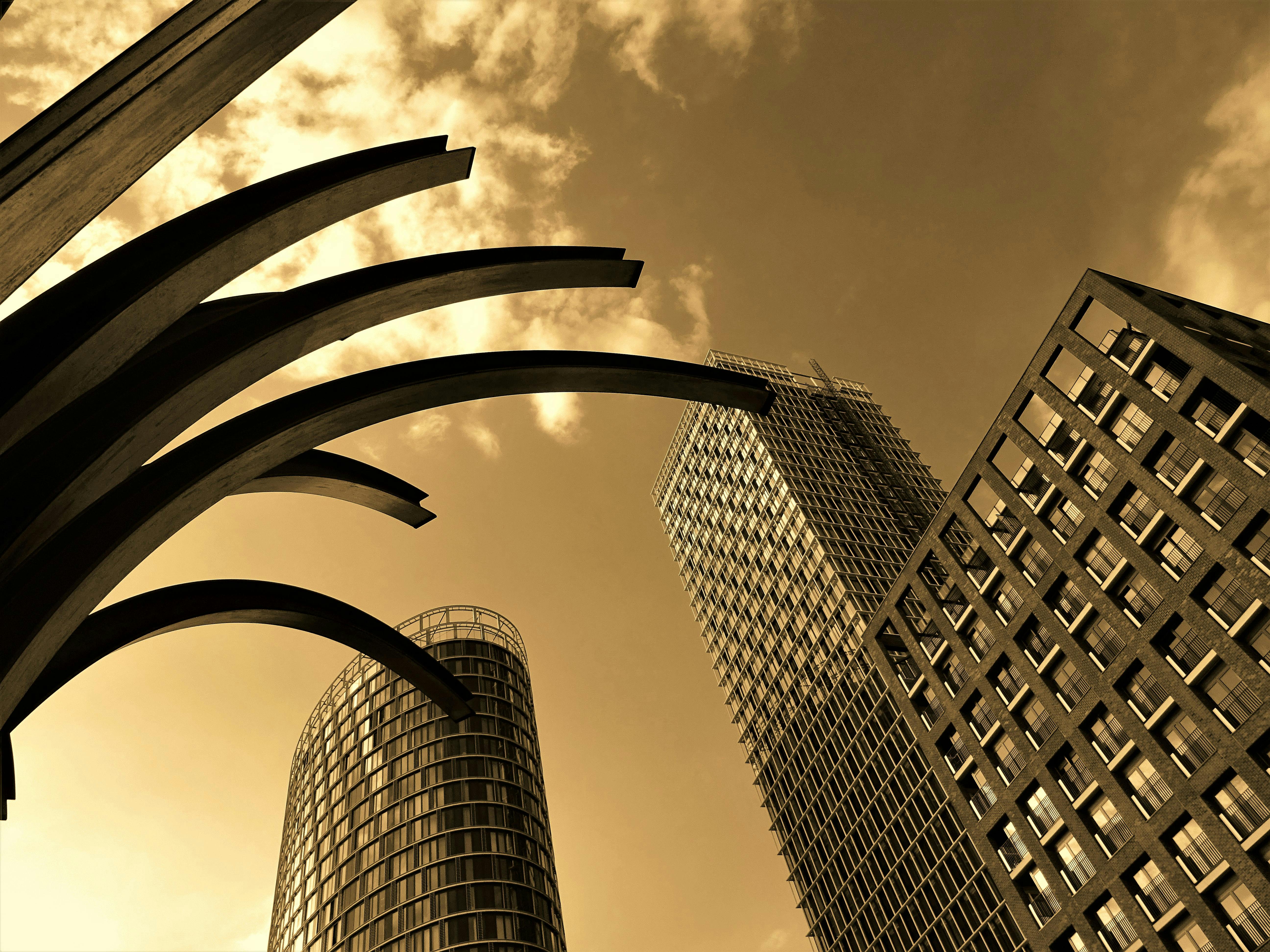 低角度拍摄的现代摩天大楼，天空呈棕褐色，尽显建筑优雅