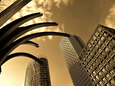 低角度拍摄的现代摩天大楼，天空呈棕褐色，尽显建筑优雅