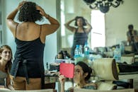 一群女性在明亮的室内对镜化妆