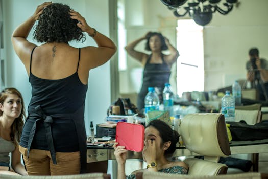 一群女性在明亮的室内对镜化妆