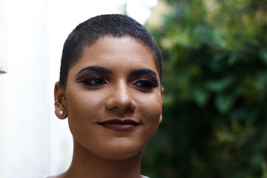 一位妆容大胆、短发自信的女性，在户外花园中露出愉快的表情