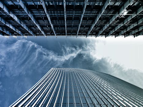 低角度镜头捕捉了现代摩天大楼与动态天空的对比