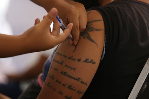 Kostnadsfri bild av arm tatuering, injektion, närbild