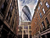 伦敦历史建筑中的小黄瓜以令人惊叹的低角度景观，展现了建筑的对比之美