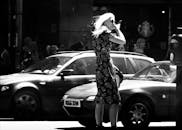 繁华城市街道上的时尚女人和交通