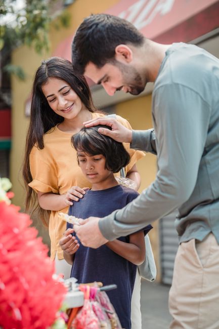 Raaton ko toh family ke saath market mein masti hi masti! 😊🛍️💡 #tolee #weekendouting #mumbaikimarkeet