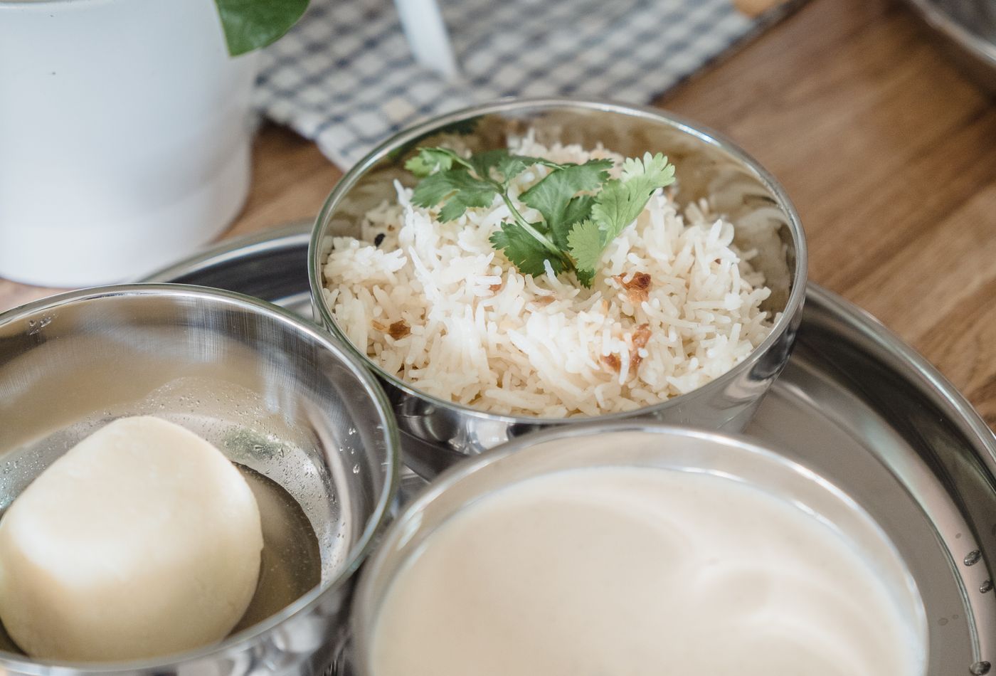 Steel ke banton mein ghar ka khana