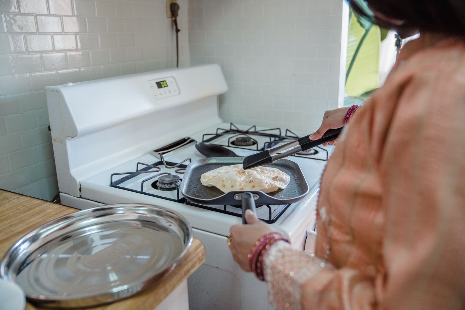 Personne âgée préparant un repas dans sa cuisine