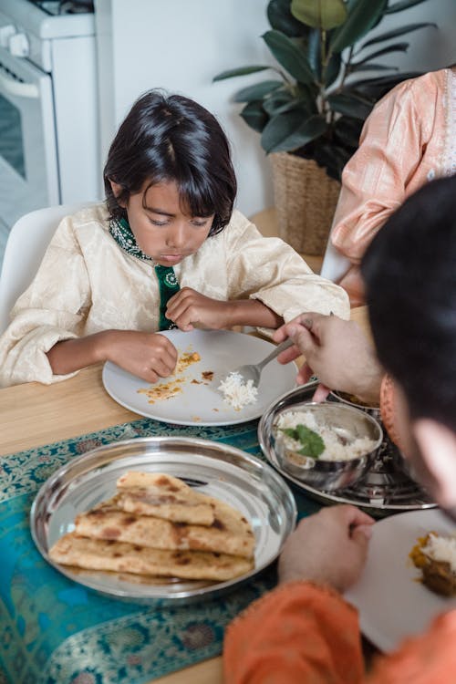 Foto profissional grátis de adulto, alimentação saudável, cabelo escuro