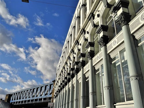 Edificio De Hormigón Blanco