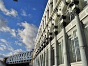 新古典主义建筑引人注目，华丽的柱子和清澈的蓝天衬托出建筑的优雅