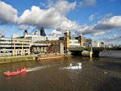 伦敦的城市景观令人惊叹，包括著名建筑、泰晤士河上的红船和引人注目的云层