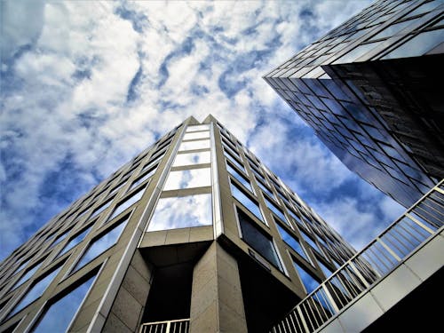 бесплатная Низкоугловая фотосъемка высотного здания Стоковое фото