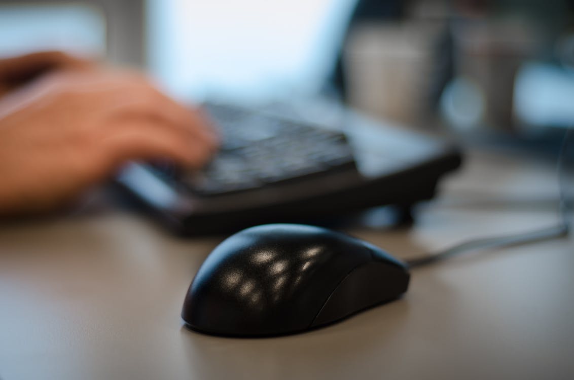 Free Selective Focus Photography of Black Mouse on Desk Stock Photo