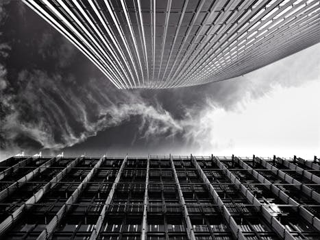 低角度拍摄的现代摩天大楼与引人注目的云层相映衬，展现了未来主义的城市设计