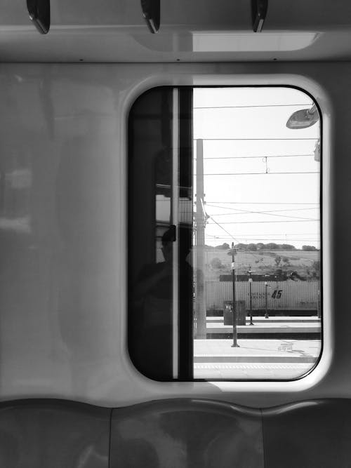 Foto profissional grátis de escala de cinza, janela do carro, locomotiva