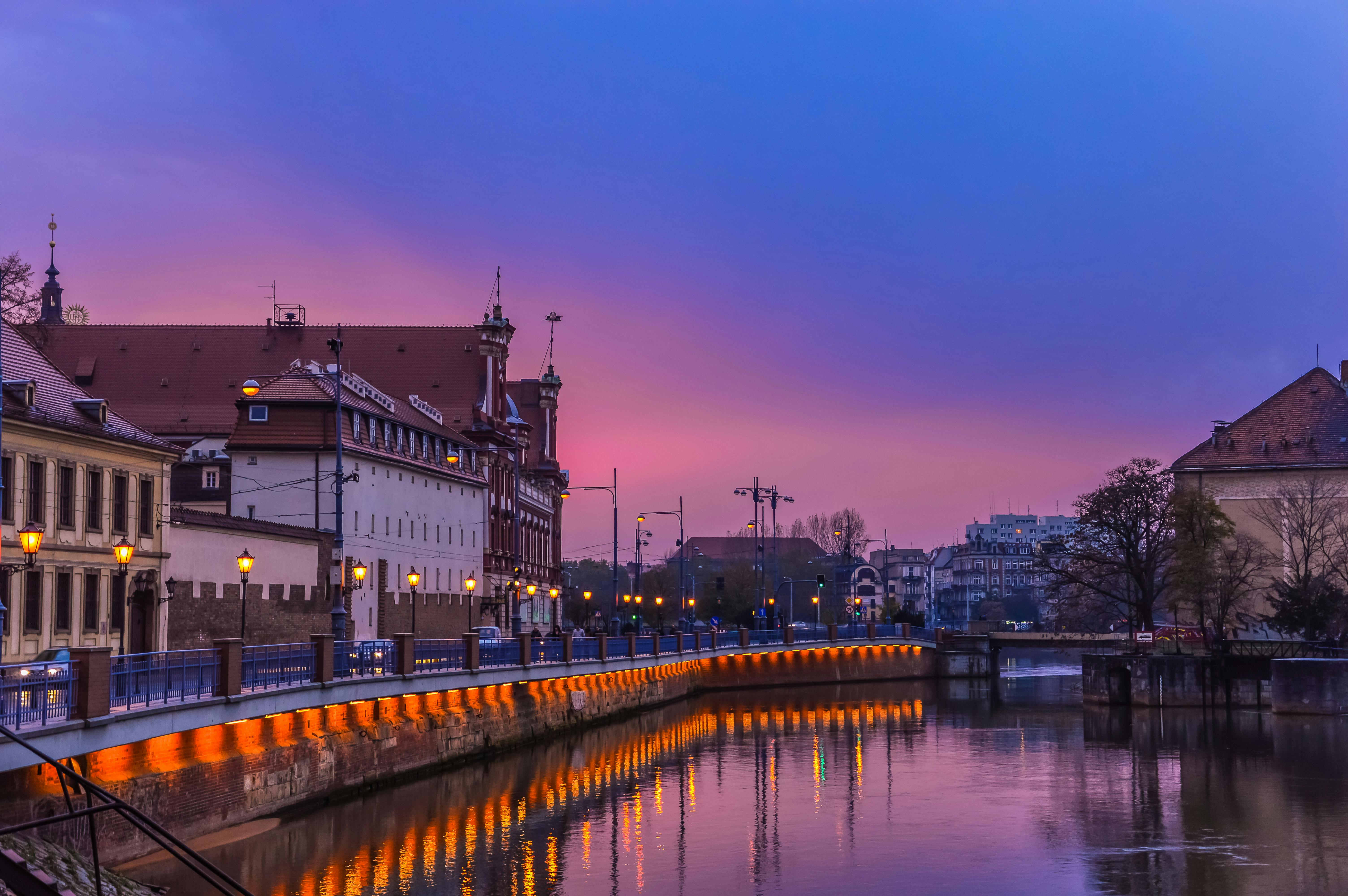 黄昏时分，城市景观美丽，沿河的灯光倒映在水中