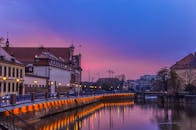 黄昏时分，城市景观美丽，沿河的灯光倒映在水中