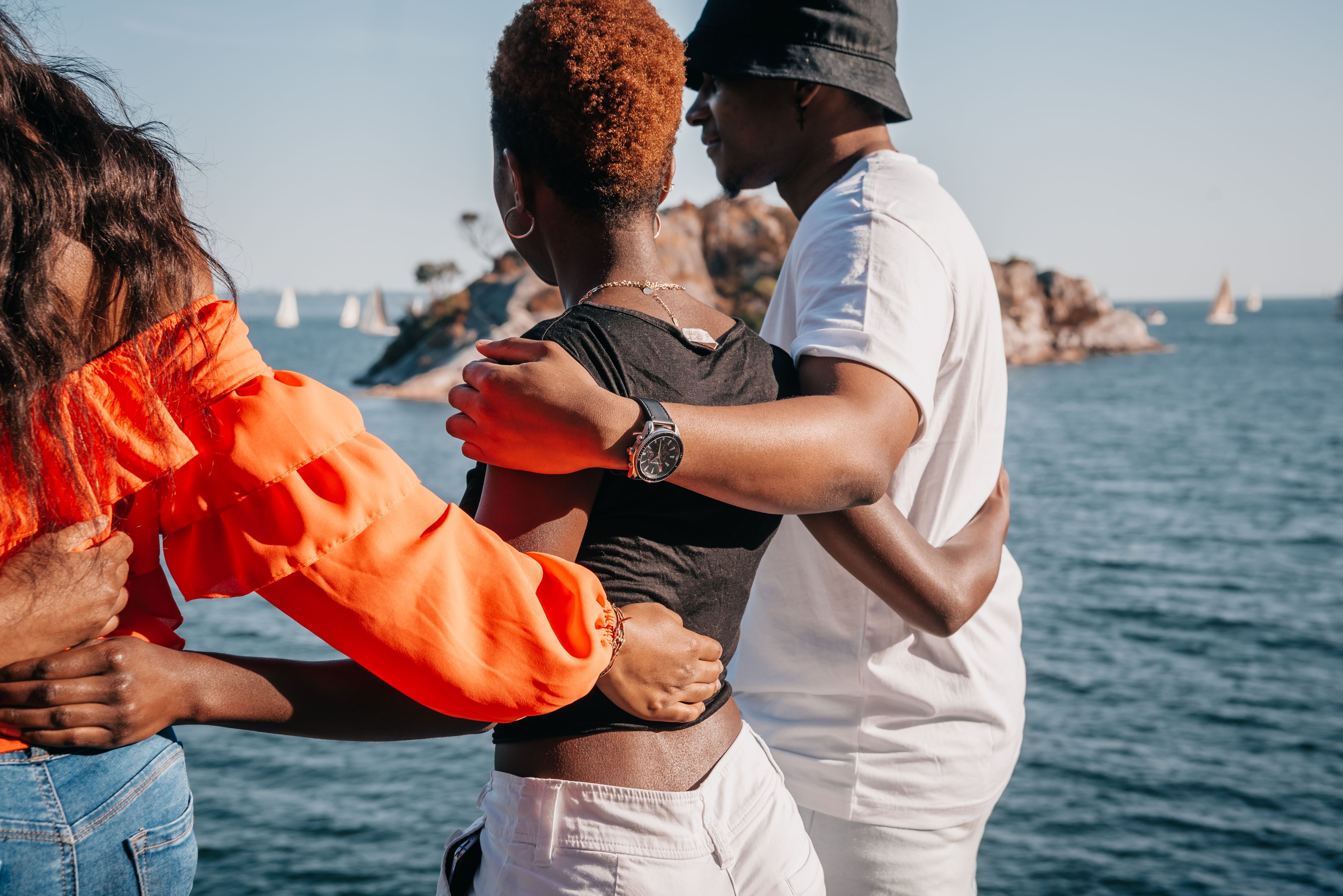 Friends with their Arms Around Each Other · Free Stock Photo