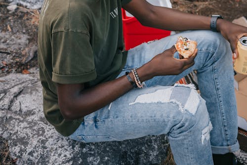 Gratis lagerfoto af armbånd, brød, denimbukser